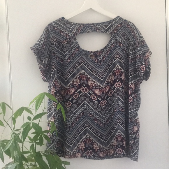 🌼4/20 DEAL🌼 light shirt with beautiful pattern - Picture 3 of 3